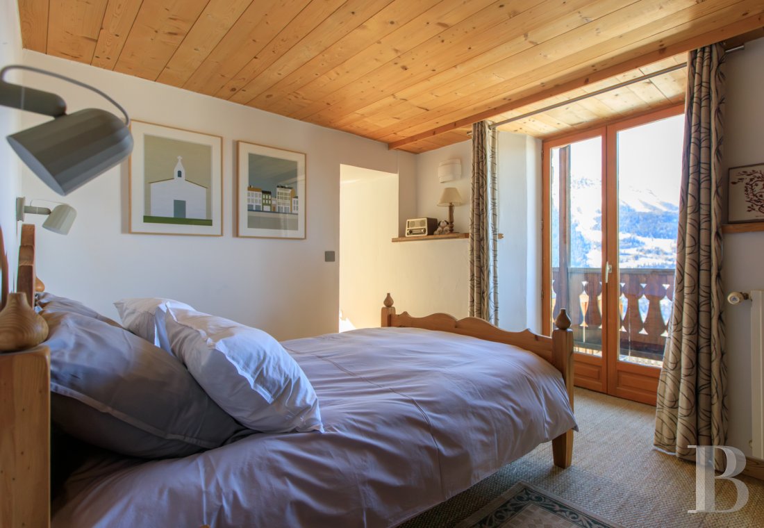 En Savoie, dans un hameau de la vallée de la Tarentaise, un grand chalet traditionnel rénové avec soin - photo  n°22